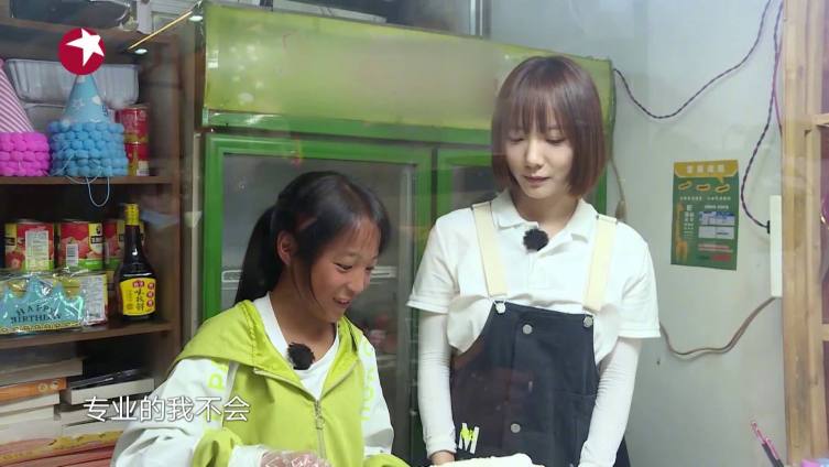 @王珞丹做蛋糕#极限挑战#宝藏行 圆梦时刻到啦@王珞丹 带着山区小朋友制作奶油蛋糕,从抹奶
